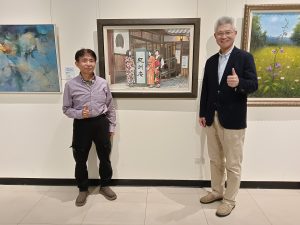 畫家陳世雄（圖左）與公視基金會董事長胡元輝在作品前留影（攝影∕記者鄭松維）