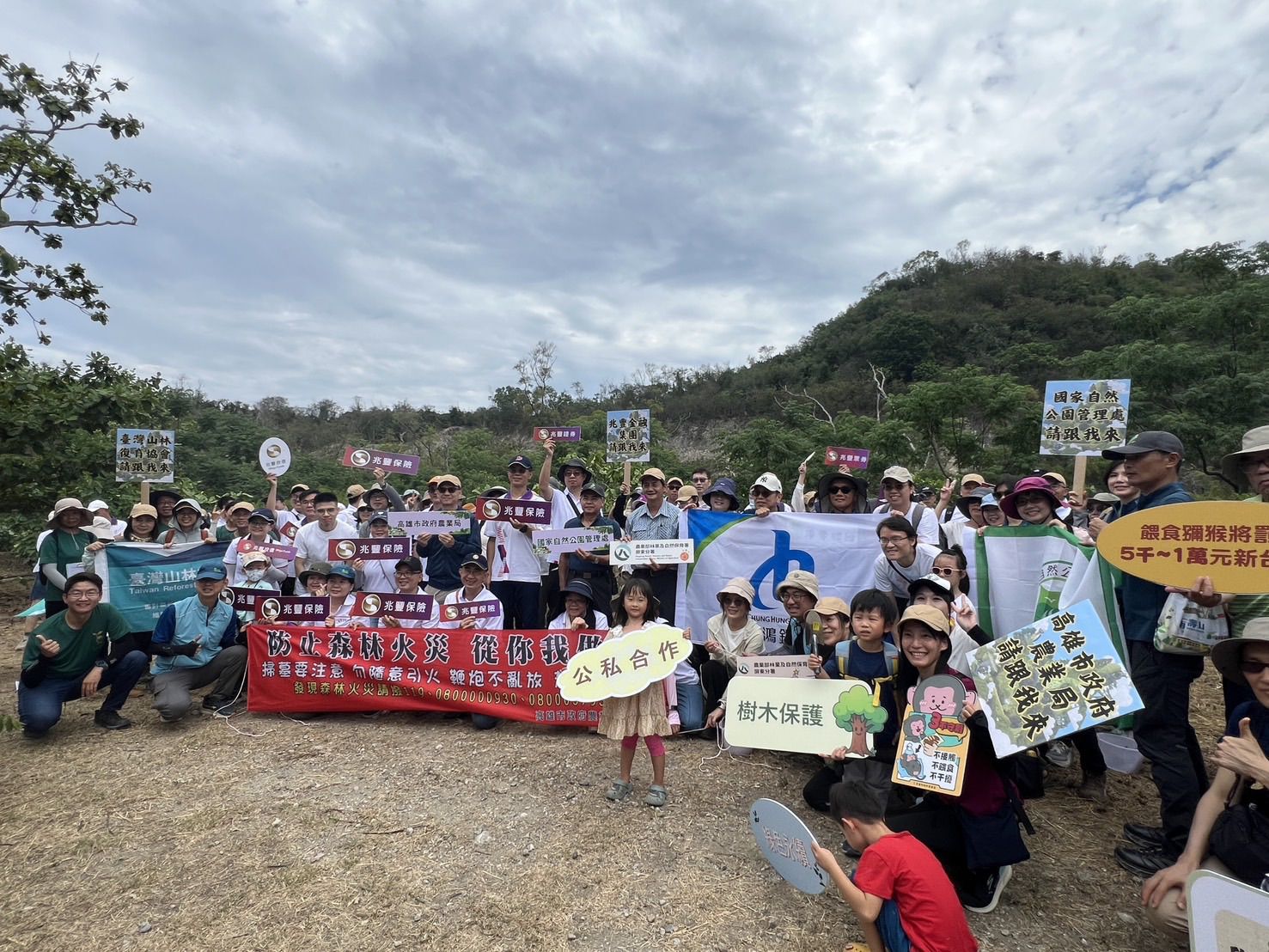 522「國際生物多樣性日」公私攜手造林 建構半屏山「生態樹島」抑制銀合歡 522「國際生物多樣性日」公私攜手造林 建構半屏山「生態樹島」抑制銀合歡