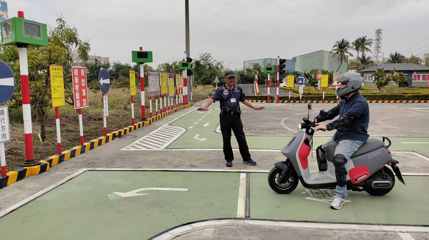 善心人士捐助3萬元　高雄區監理所加碼補助中低收入戶參加機車駕訓