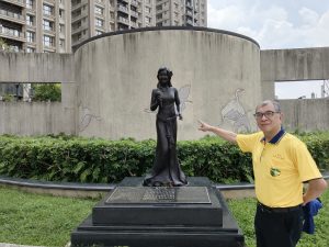 楊蓮福催生「鄧麗君主題公園」，在蘆洲捷運線蘆洲站設立「鄧麗君雕像」。（攝影∕記者鄭松維）