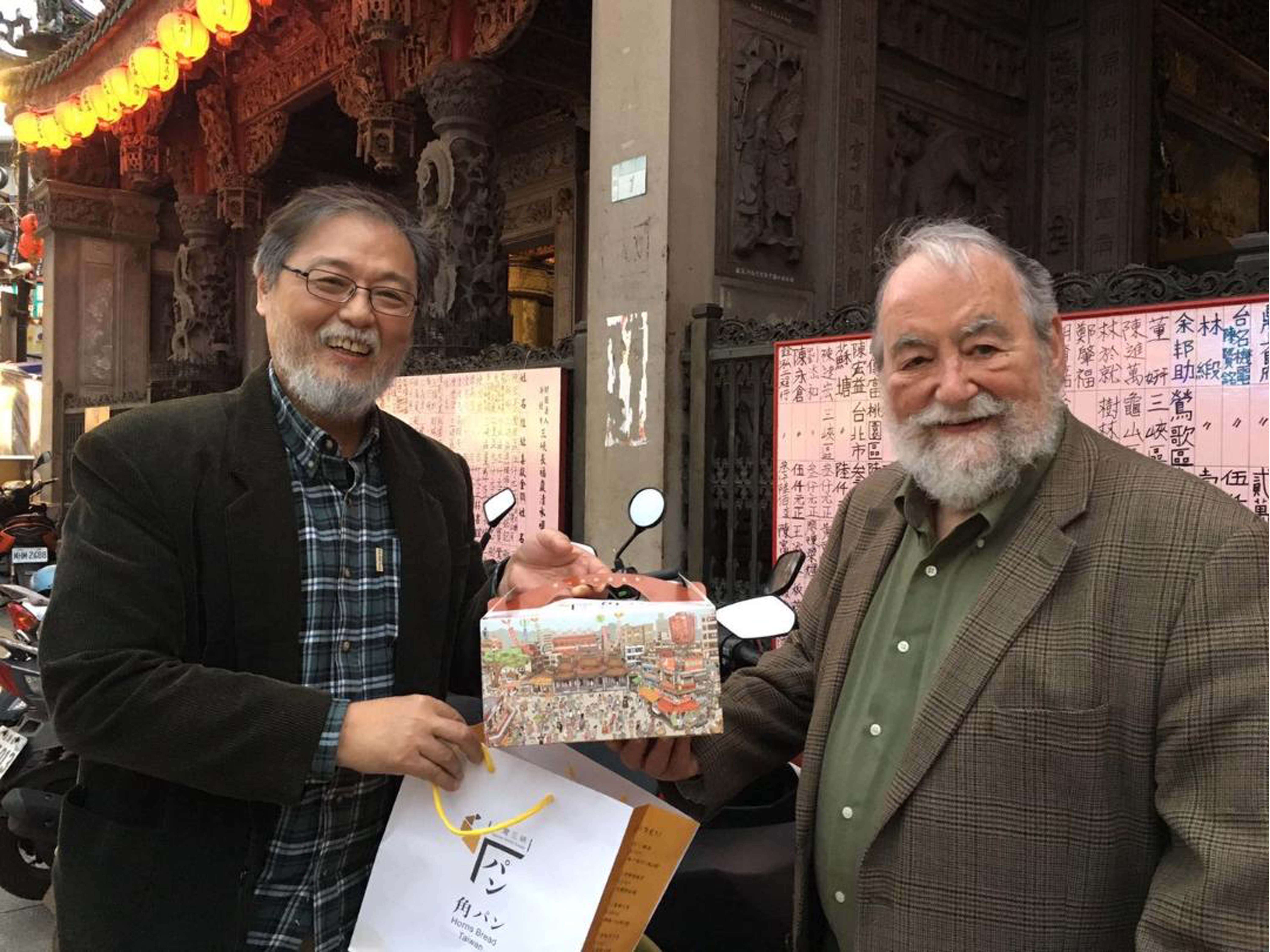 約翰•A•蘭特（圖右）到新北三峽採訪漫畫家凌群。（攝影∕記者鄭松維）