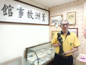 蘆洲愛鄉文化協會創會會長楊蓮福導覽鄧麗君在蘆洲的成長歲月。（攝影∕記者鄭松維）