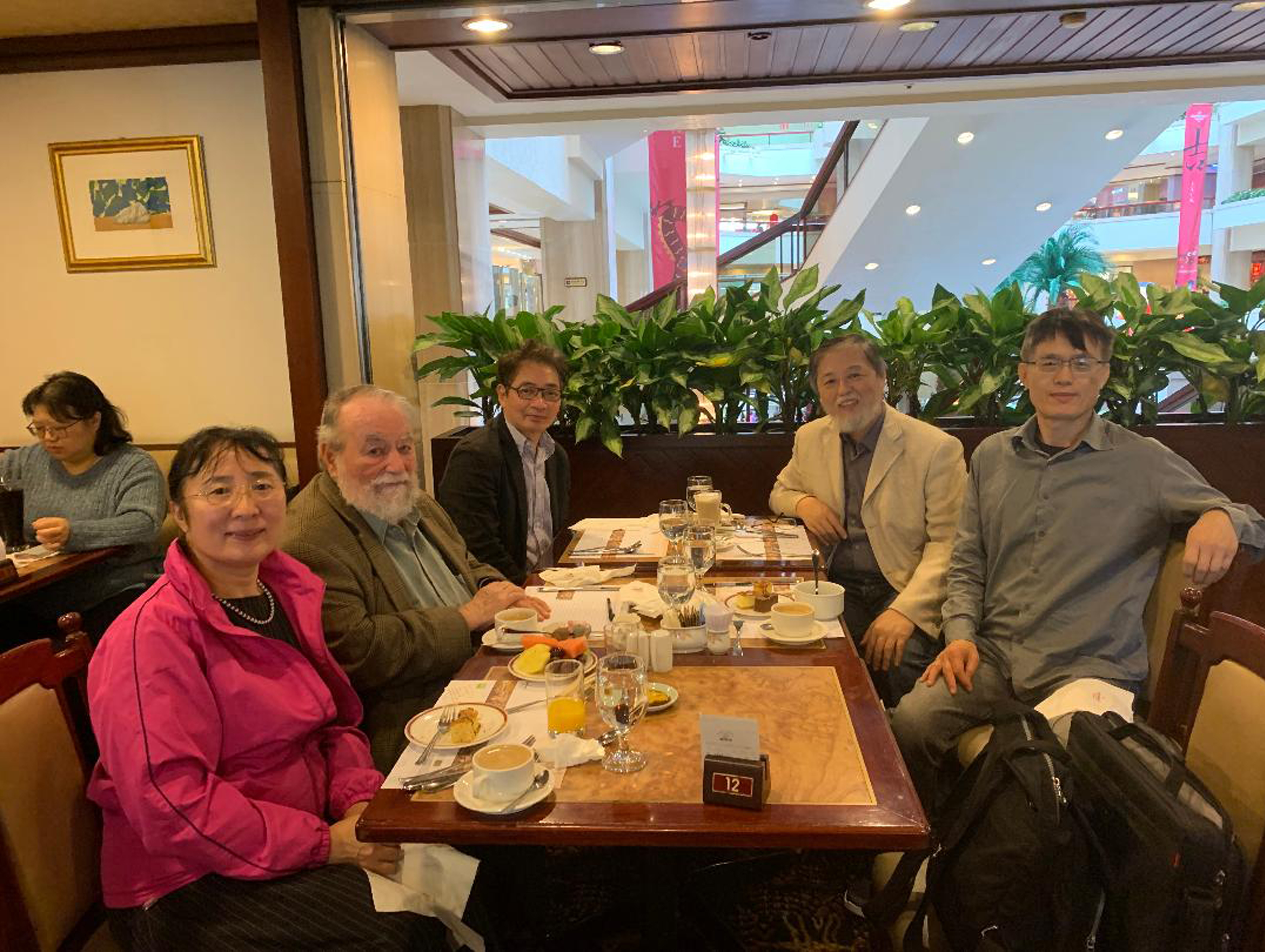 
蘭特博士來台採訪漫畫家，右起季青、凌群、林奐東。（圖片提供∕漫畫家凌群）