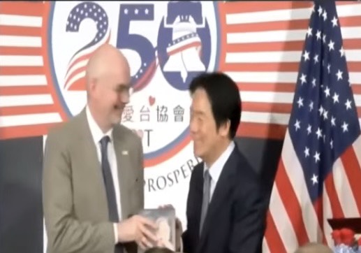 台灣政府的戰略核心–「五大信賴產業」(半導體、人工智慧、軍工、安控及次世代通訊)為骨幹的護國群山。