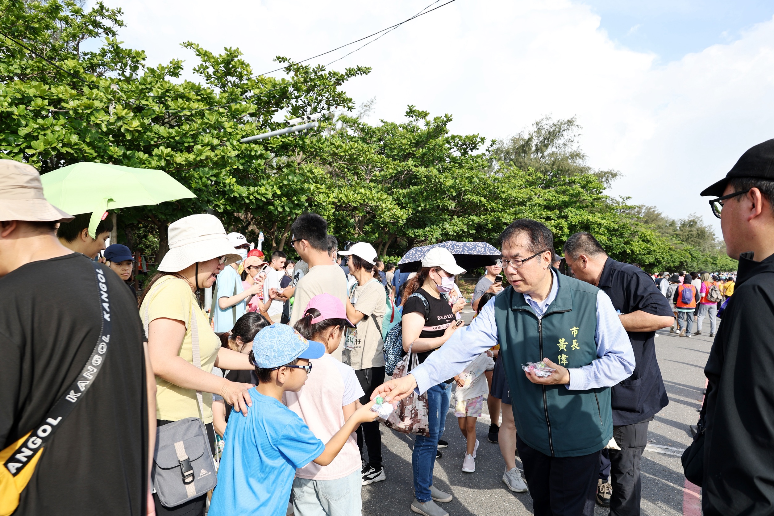 財政部統一發票盃路跑台南場萬人開跑 黃偉哲邀民眾響應雲端發票做公益 財政部統一發票盃路跑台南場萬人開跑 黃偉哲邀民眾響應雲端發票做公益
