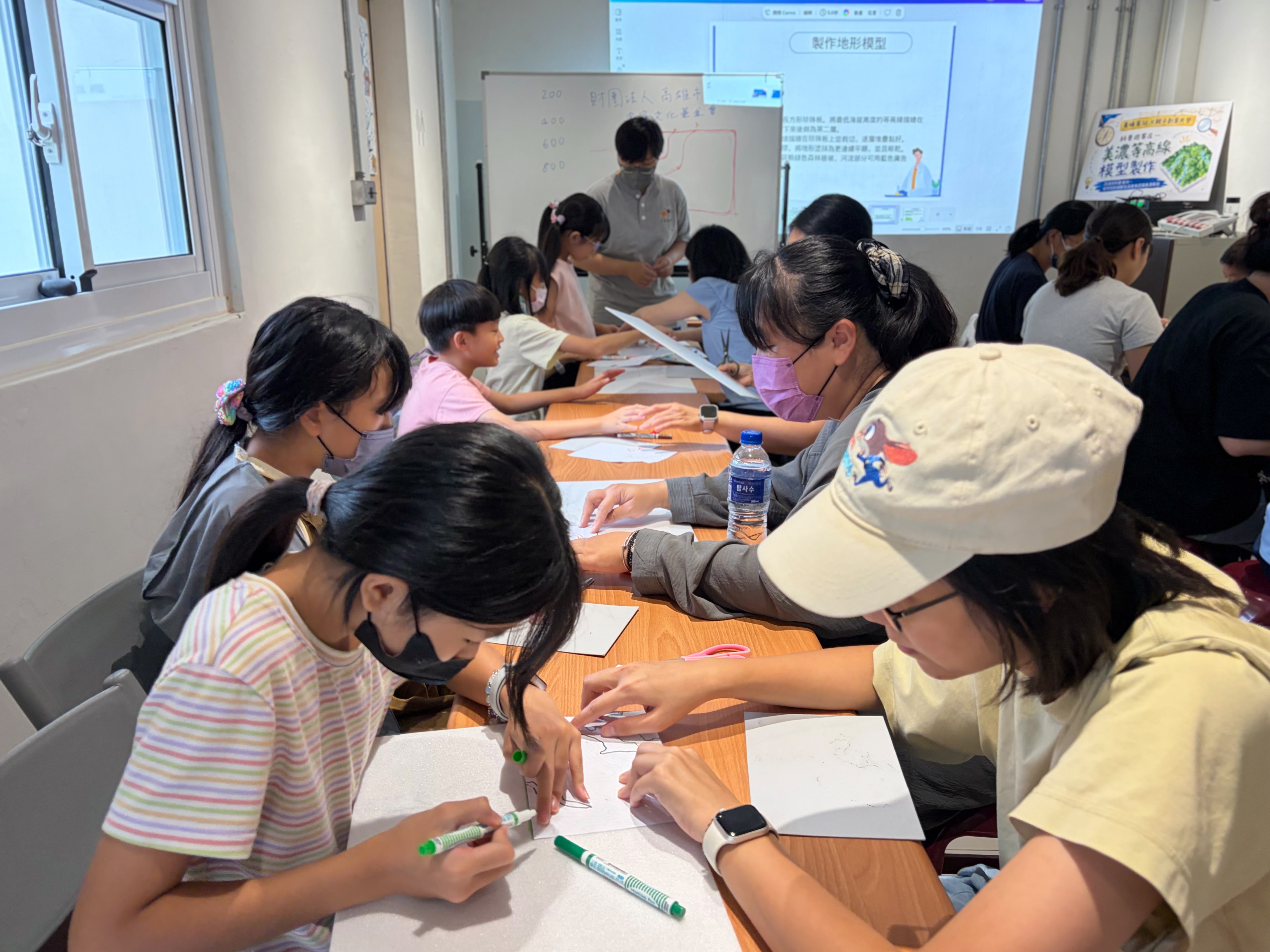 美濃地圖立體化　黃埔客站「科普遊客庄」帶親子實作等高線模型