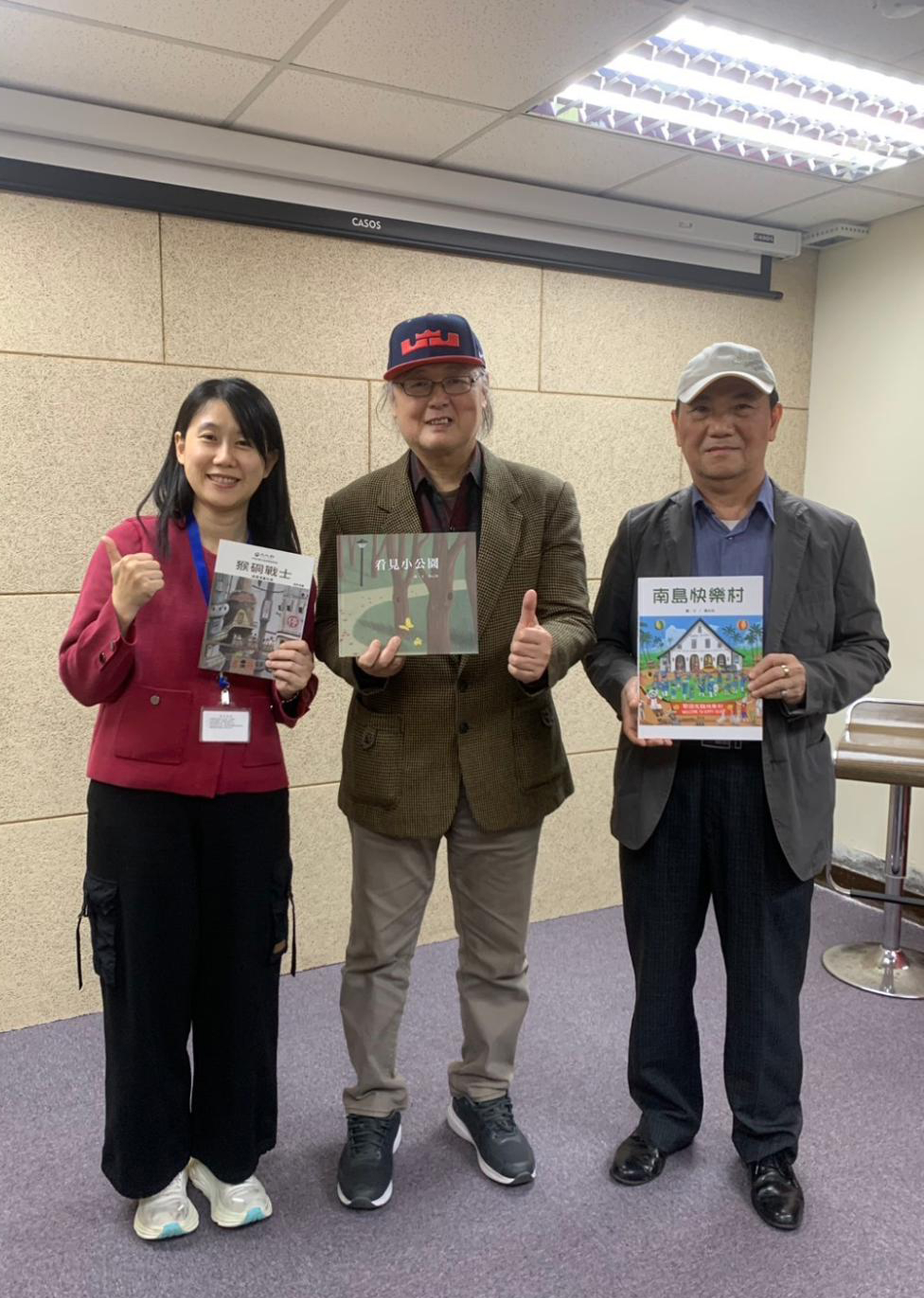 中崙分館張郅忻主任（左一）與中華漫畫家協會理事長楊心怡（左二）討論漫筆獎比賽實施細節。（圖片提供∕中崙分館）