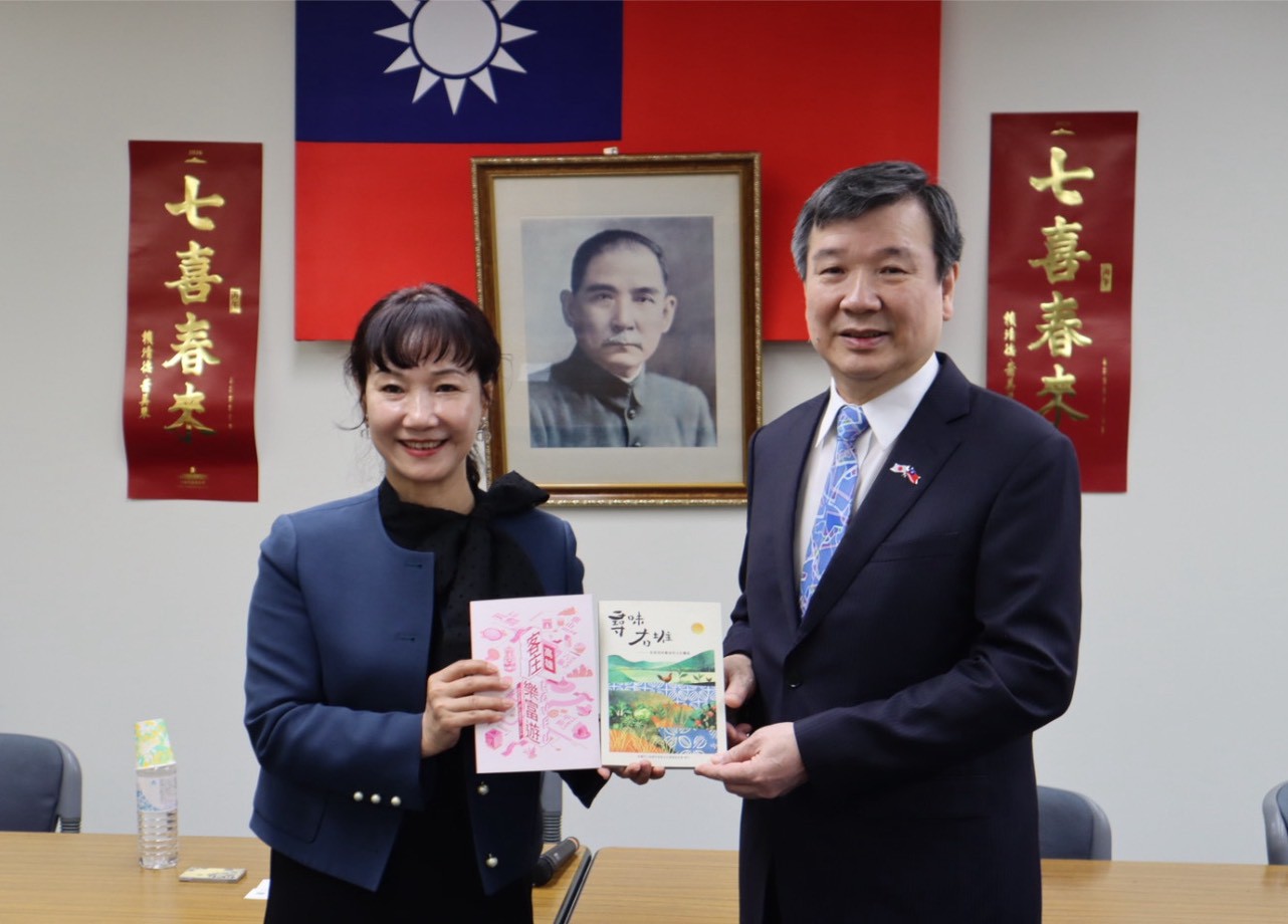 高雄客家兒童合唱團拜會駐日處 駐日大使李逸洋秀薩克斯風影片熱情接待 高雄客家兒童合唱團拜會駐日處 駐日大使李逸洋秀薩克斯風影片熱情接待