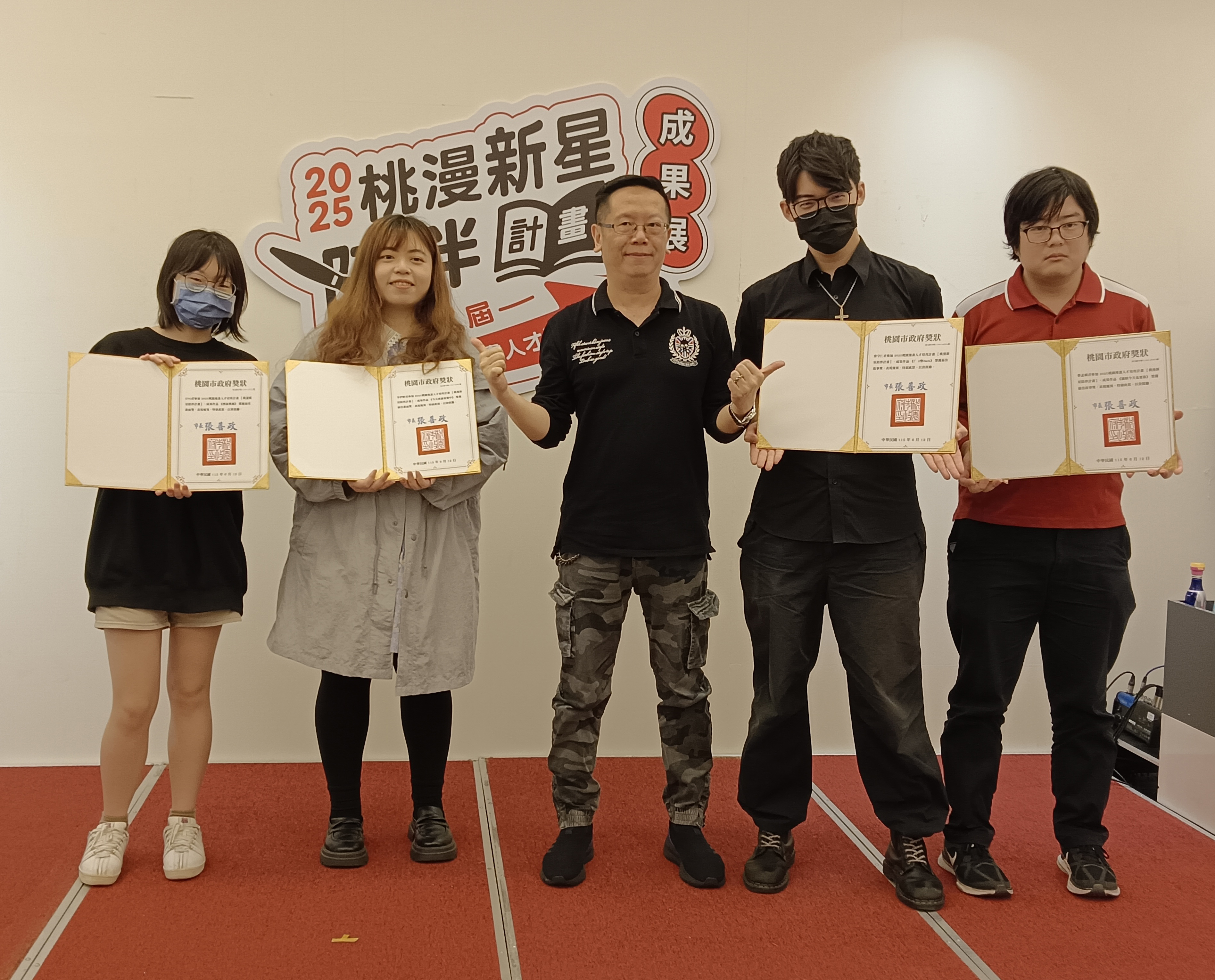 指導老師呂水世（右三）頒發獎狀給作品表現優異的學員。（攝影∕記者鄭松維）