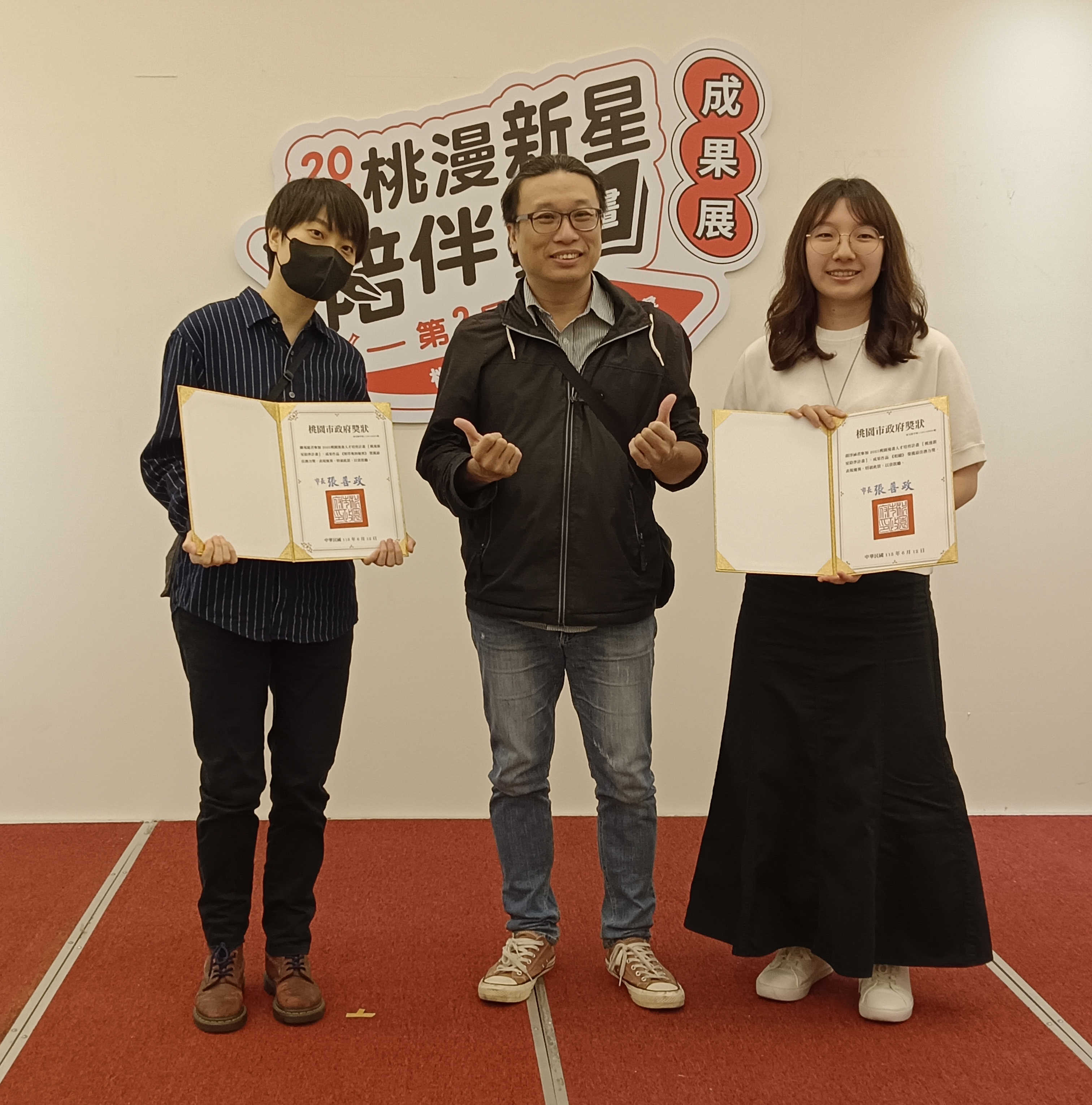 指導老師黃俊維（右二）頒發獎狀給作品表現優異的學員。（攝影∕記者鄭松維）