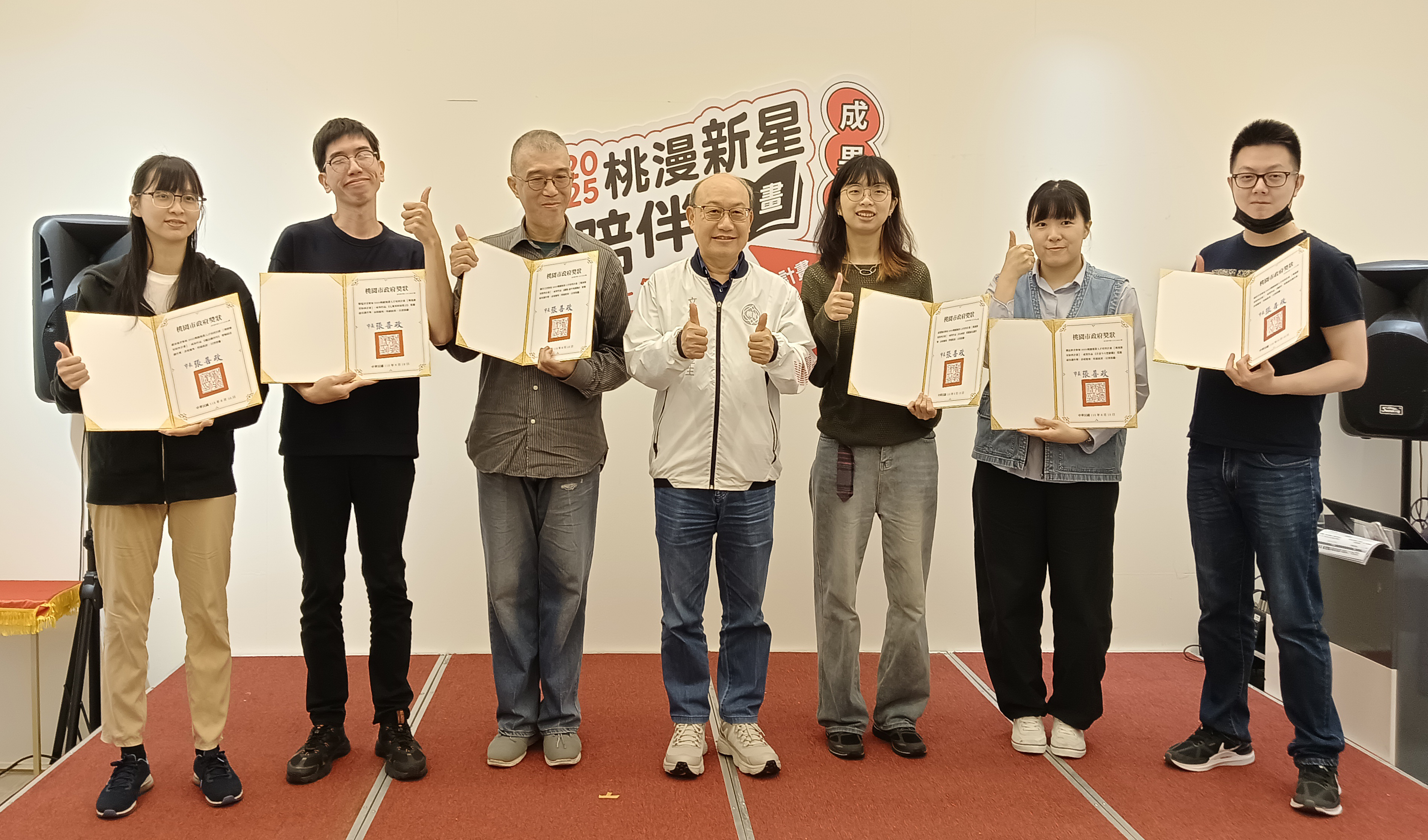 桃園市文化局邱正生局長（右四）頒發獎狀給作品表現優異的學員。（攝影∕記者鄭松維）