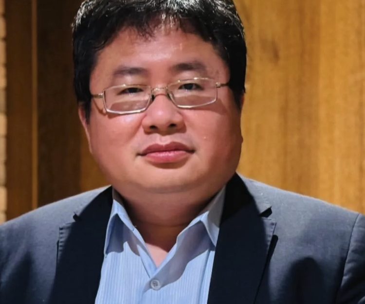 像個「耶魯大學博士」吧！