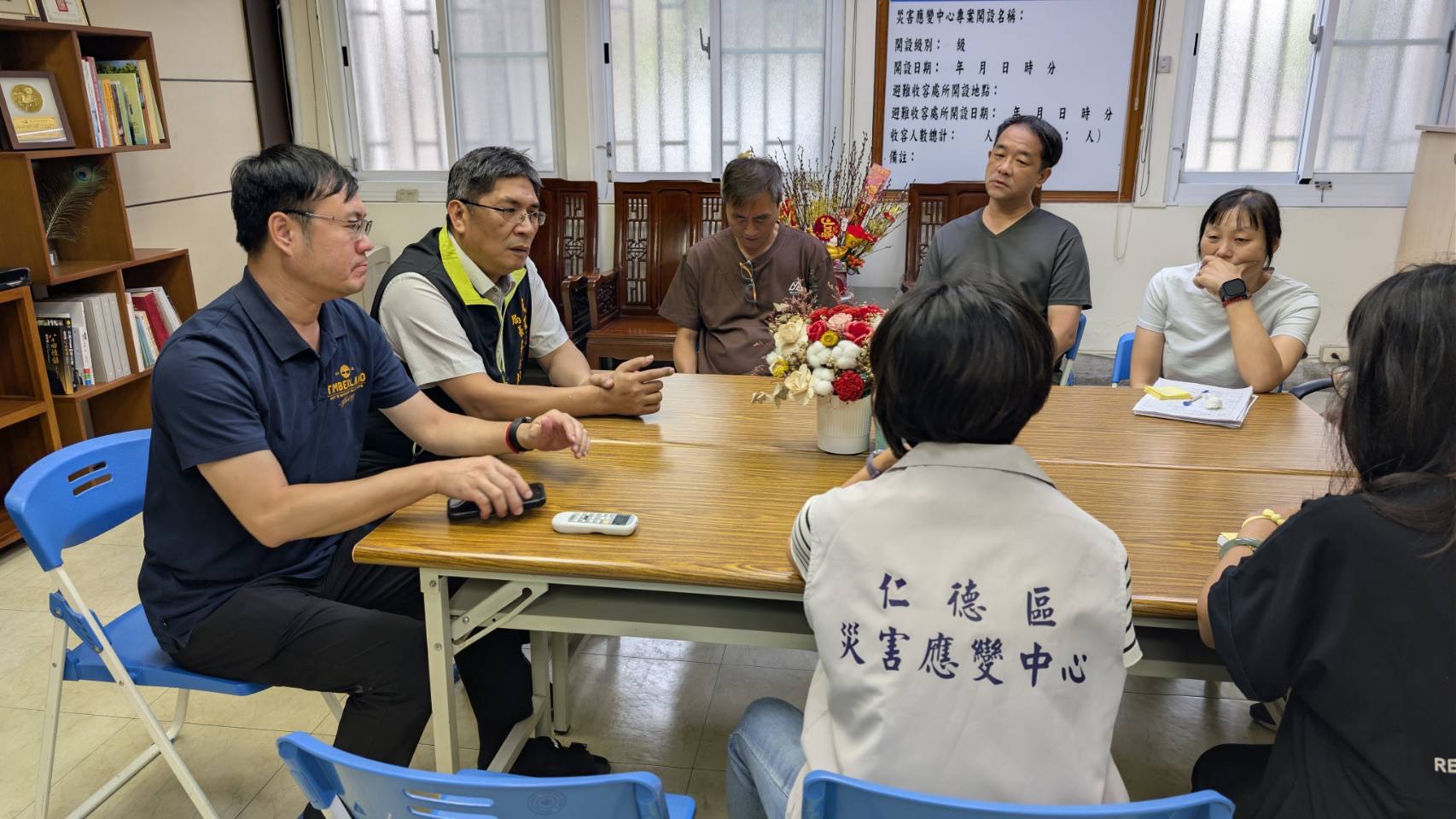 強颱巴威來襲!臺南市府全力防颱 民政局局長深入各區巡視災情應變與物資整備 強颱巴威來襲!臺南市府全力防颱 民政局局長深入各區巡視災情應變與物資整備