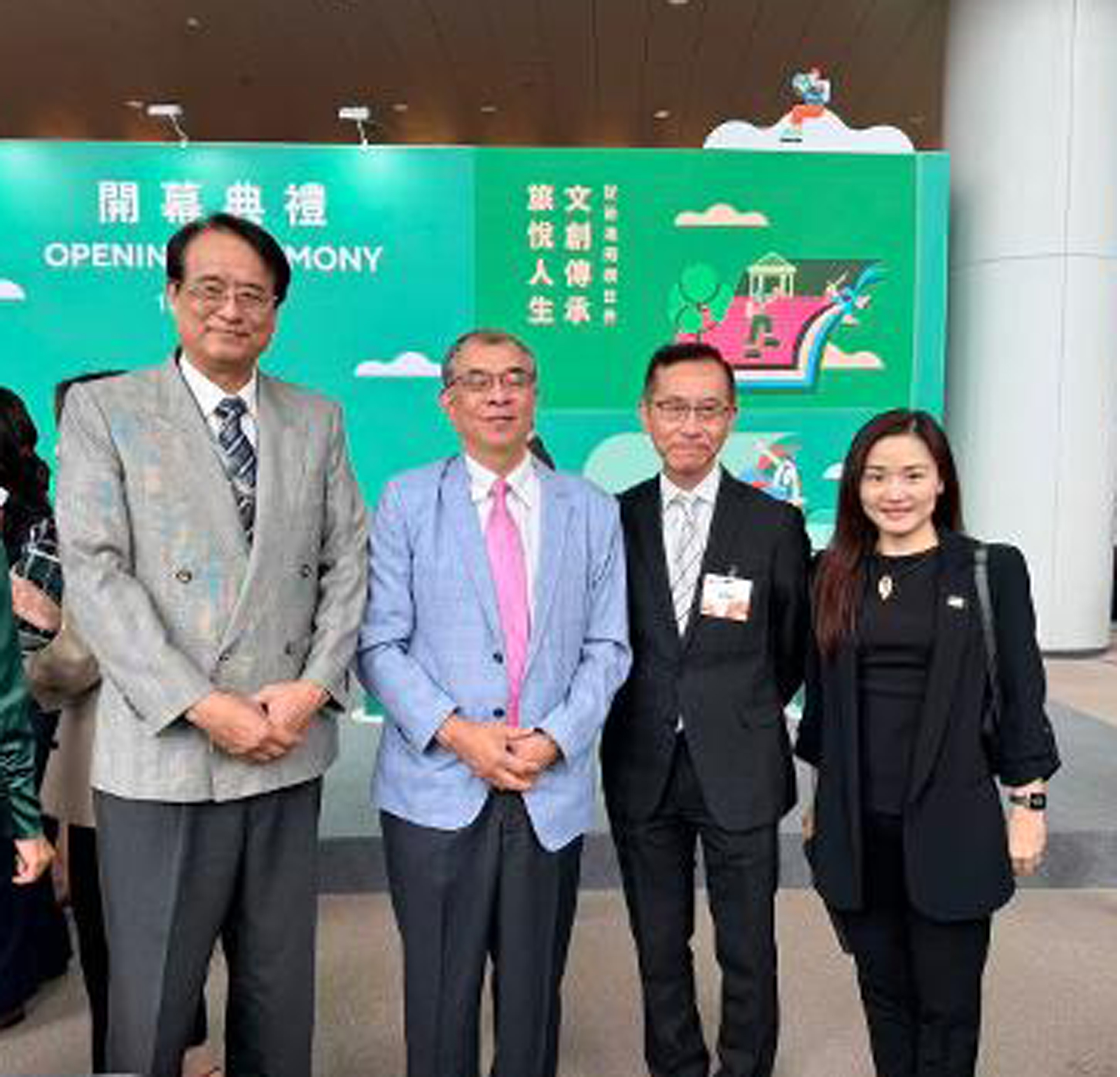 中華民國圖書出版事業協會理事長楊蓮福（左2）率團參加香港書展。（圖片提供∕台灣版協）