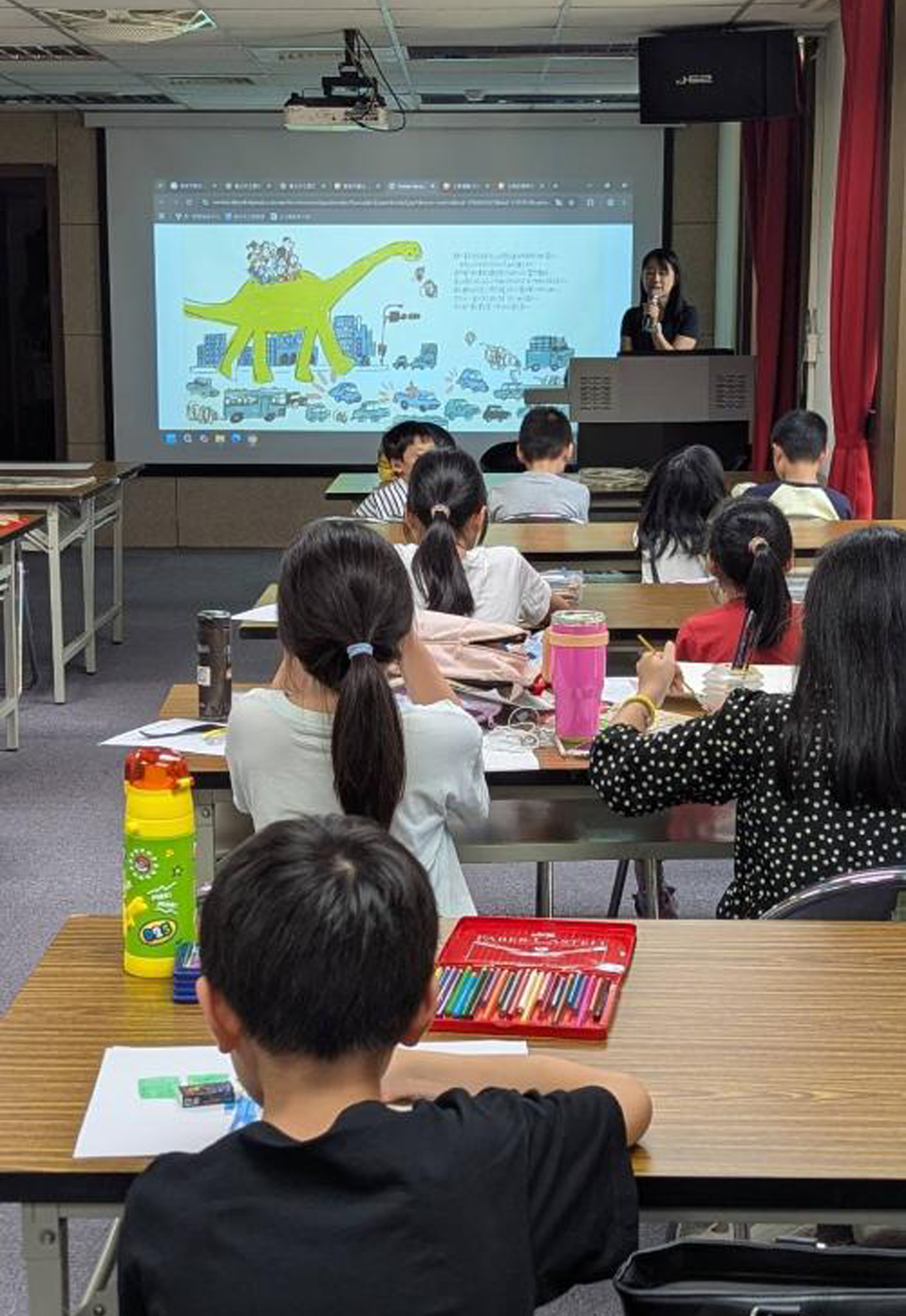 張郅忻主任介紹漫畫營的授課老師及課程安排。（圖片提供∕中崙分館）