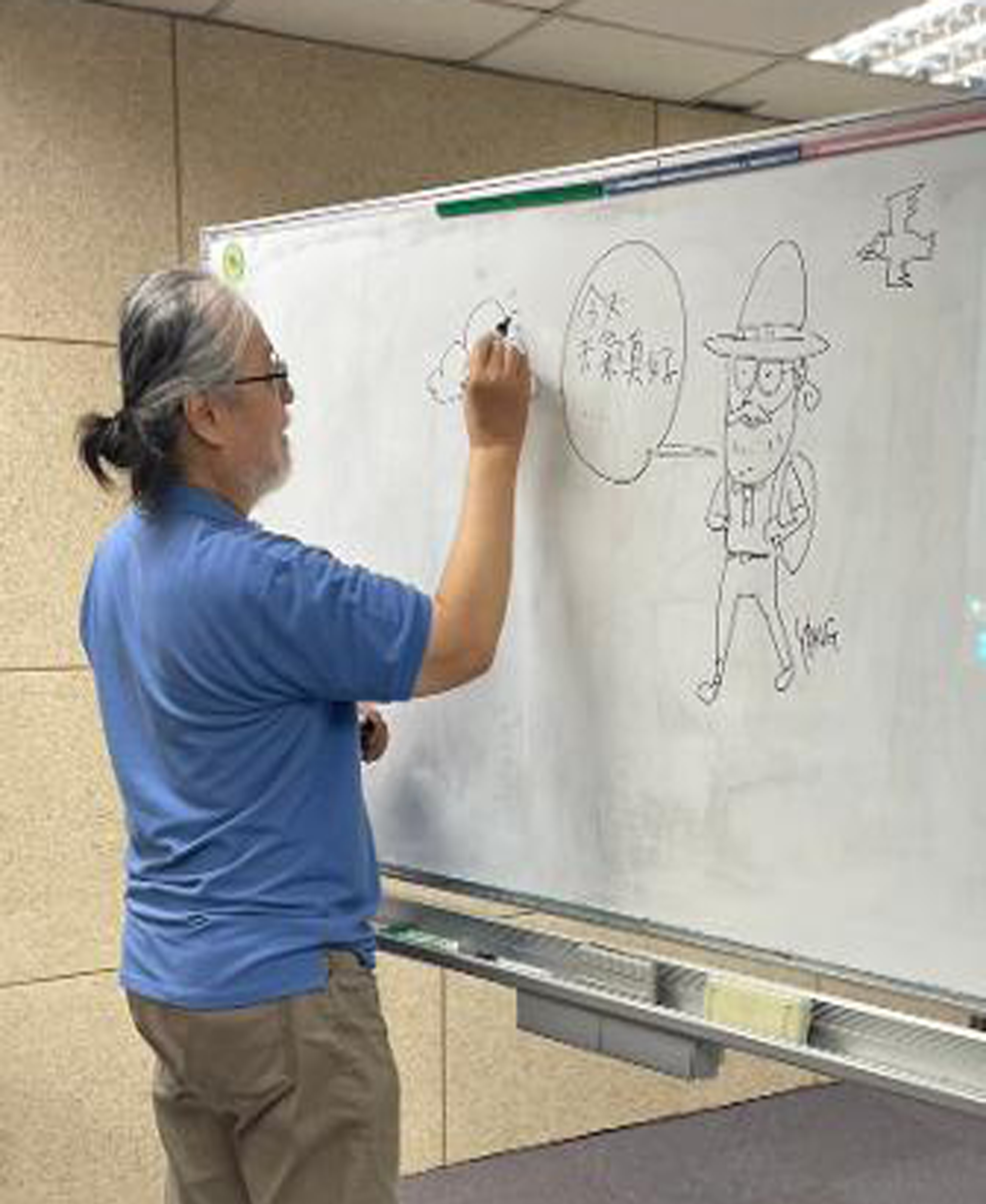楊心怡（凌群）老師示範漫畫創作的技巧。（圖片提供∕中崙分館）