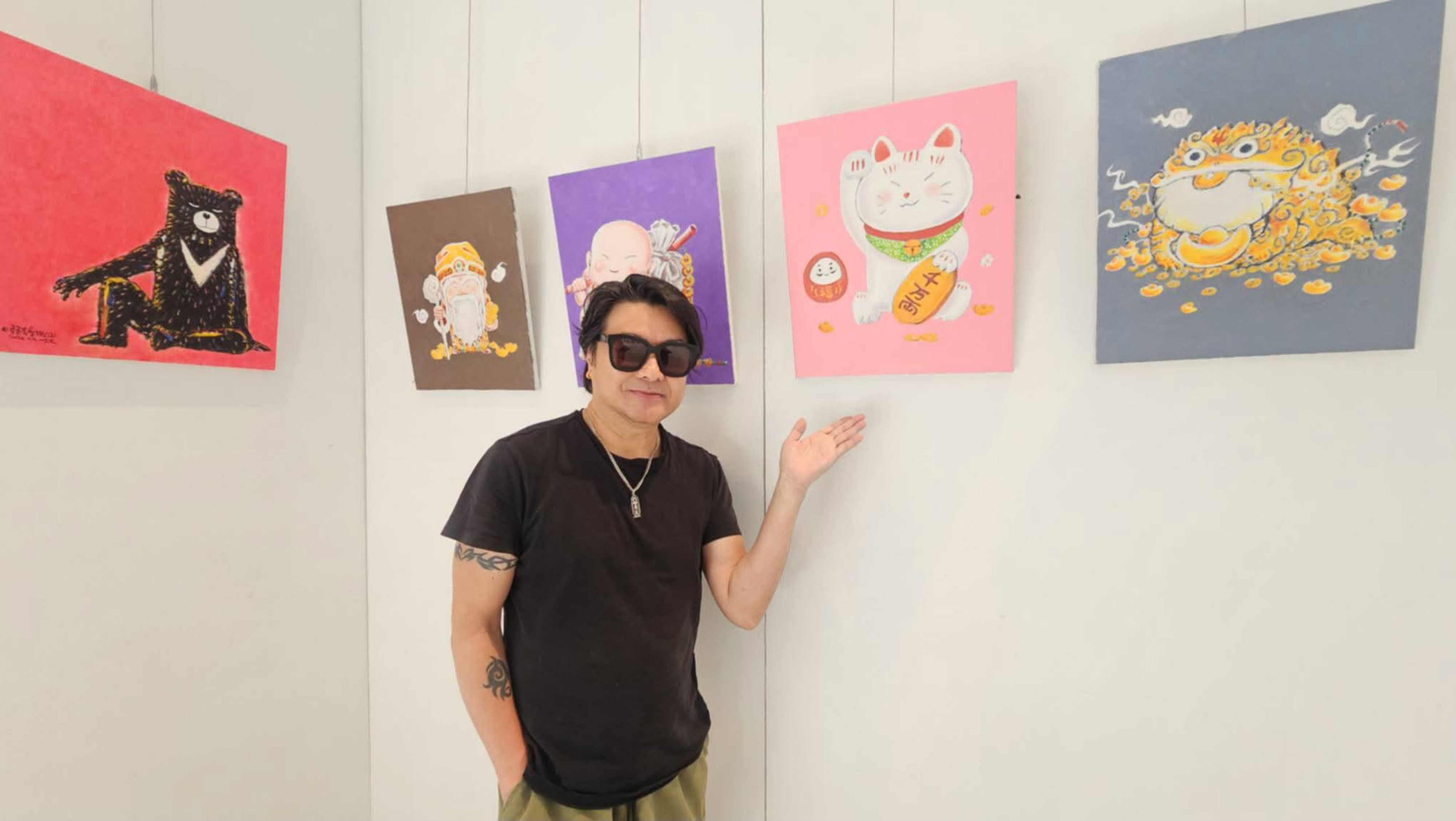 漫畫家賴有賢在參展作品前留影。（圖片提供∕主辦單位）